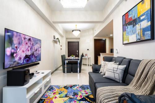 Uptown Parksuites Sky Garden Flr Bright Airy 2 BR balcony