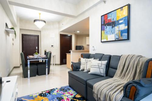 Uptown Parksuites Sky Garden Flr Bright Airy 2 BR balcony