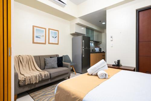 One Uptown Residence 1Br 2Bed Affordable for 4, Uptown Mall Linked