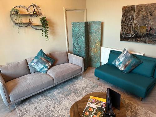 Ashton Mews apartment with free parking