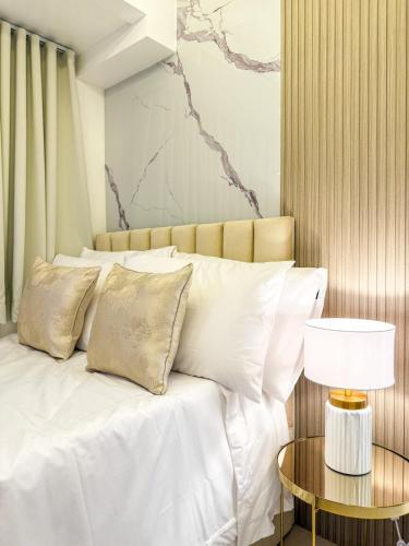 Eastovia Suites city center condo with pool at Fame