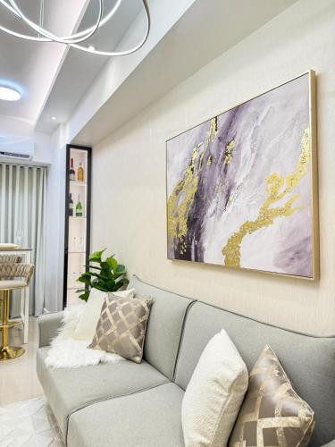 Eastovia Suites city center condo with pool at Fame