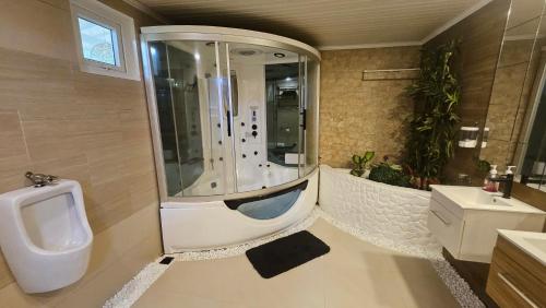 Romantic Nature Loft with Breakfast Near Underground River, Perfect Stop Between Puerto and El Nido