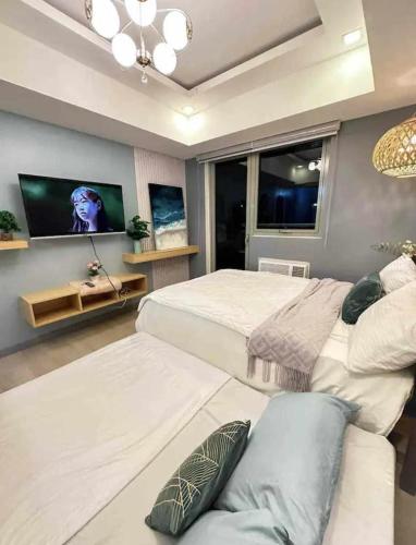 20th floor Studio with 2 BEDS,Hi-Speed WIFI, NETFLIX,WIFI,YTpremium,Games,Washer,Kitchen,HIghFloor,BALCONY - RIENZI' HIRAYA AT AZURE NORTH