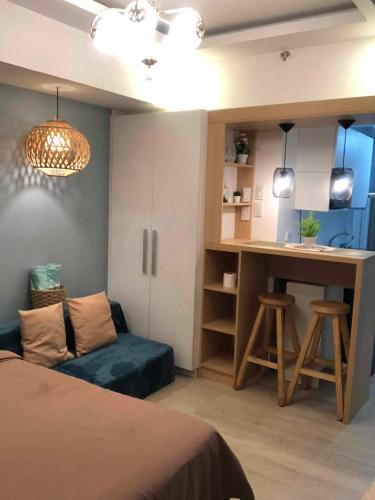 20th floor Studio with 2 BEDS, Hi-Speed WIFI, NETFLIX, WIFI, YTpremium, Games, Washer, Kitchen, HIghFloor, BALCONY - RIENZI' HIRAYA AT AZURE NORTH