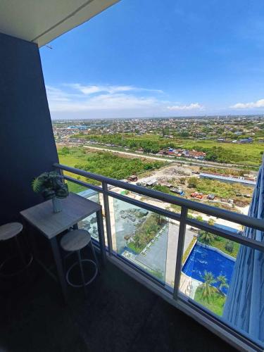 20th floor Studio with 2 BEDS, Hi-Speed WIFI, NETFLIX, WIFI, YTpremium, Games, Washer, Kitchen, HIghFloor, BALCONY - RIENZI' HIRAYA AT AZURE NORTH
