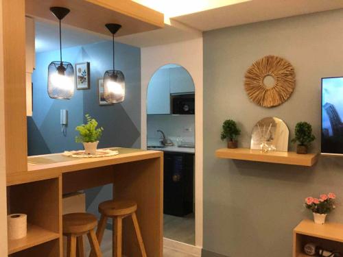 20th floor Studio with 2 BEDS, Hi-Speed WIFI, NETFLIX, WIFI, YTpremium, Games, Washer, Kitchen, HIghFloor, BALCONY - RIENZI' HIRAYA AT AZURE NORTH