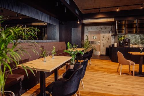 Nourt Rooms & Kitchen