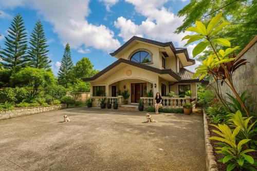 Lovely house in Tagaytay with Pool, Billiards, and KTV I 8pax