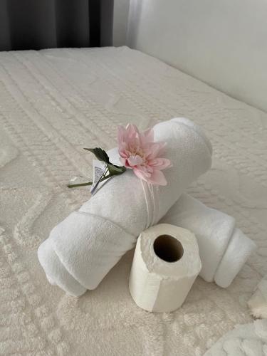 12 Minutes from Mall of Asia - Spacious Condo with Balcony & Hot Shower