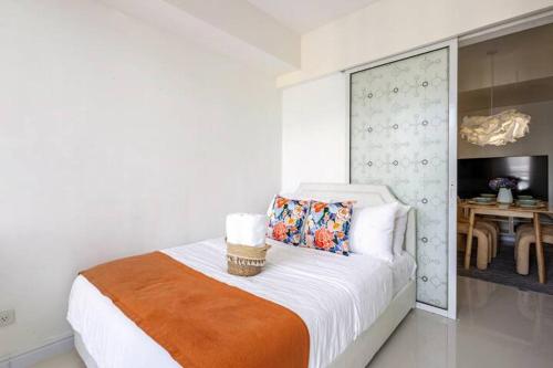 Jing'sCrib 2BR Apartment by Azure Near Manila International Airport