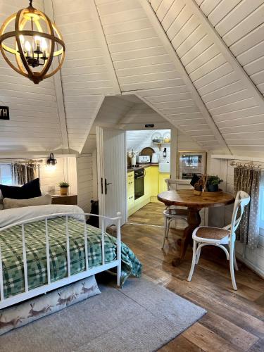 2 - Country cabin Bliss, cosy quiet romantic getaway