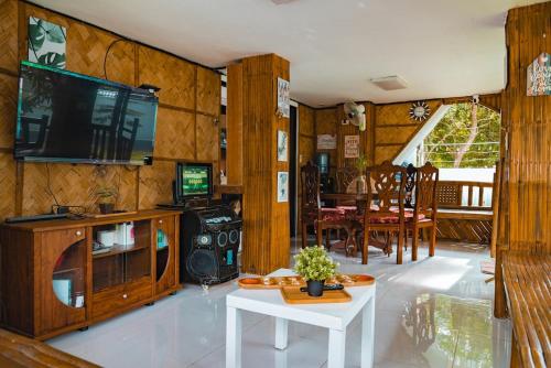 TANGLAW - A Private Rest house with pool near Tagaytay City