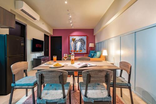 Aeon Towers Private Residential Apartments I Next to Abreeza Ayala Malls I Prime Location l Fast Wifi l Free Pool I Managed by Bleuspace