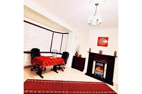 Beautiful Double En-suite Room, separate entrance, Ilford, Central line Gants Hill, free parking