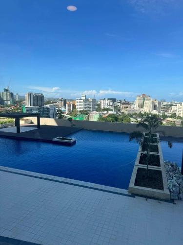 200mbps WiFi, Luxury condo near Ayala