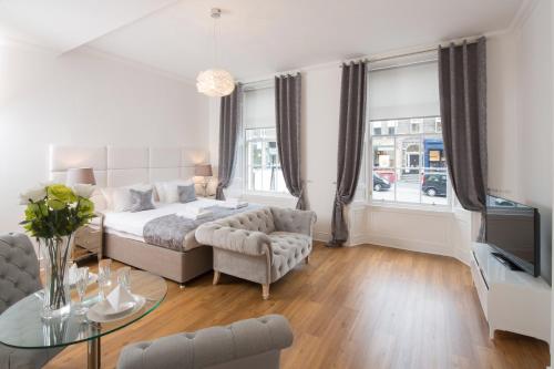 Edinburgh Castle Apartments And Suites