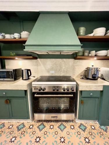 MiraNamin M A P I L I G Suite in Unique Historic Home - Shared Kitchen, Rooftop