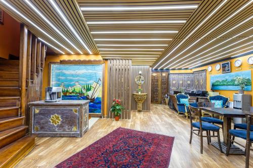 Wonder Wood Hotel