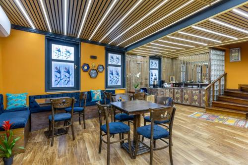 Wonder Wood Hotel