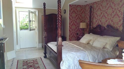 Riverside Lodge B & B