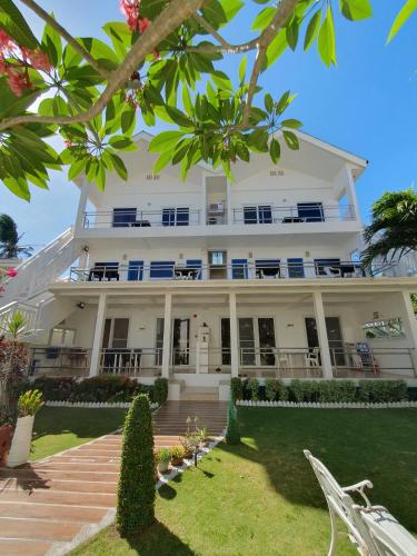 Club Boracay Apartelle