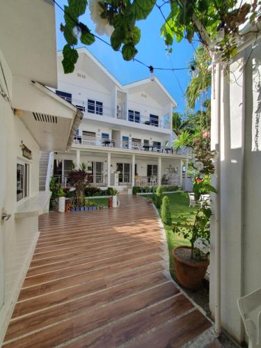 Club Boracay Apartelle