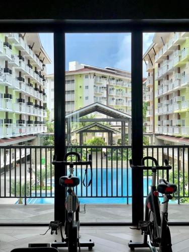 Cozy Staycation Near Cebu Airport with Pool & Gym , Free Wifi