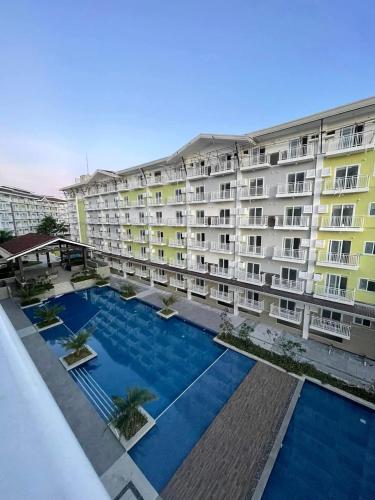 Cozy Staycation Near Cebu Airport with Pool & Gym , Free Wifi