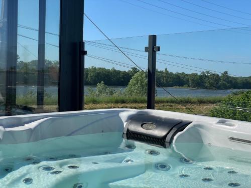 Jacuzzi et Vue sur Loire - Maison d'hôtes L'Odyssée