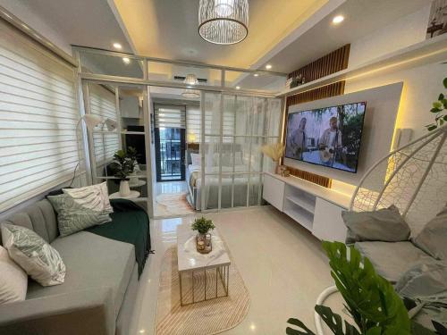 La Suitez 1730 MOA Escape with Balcony Pool and Netflix