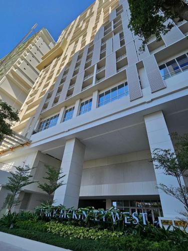 Condo Suite 1 Bedroom McKinley West Taguig City