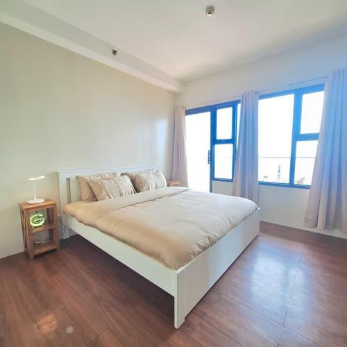 MANILA BAYVIEW RENTAL- LUXURY AND SUPERIOR 1 - 5 BEDROOM CONDOS WITH BALCONY POOL BAYVIEWS NETFLIX - Housekeeping Available-