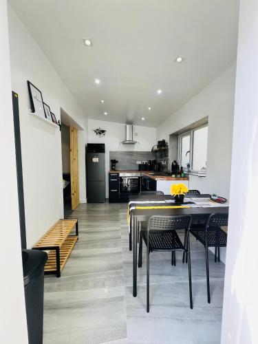 AeroSuites Luton - SHARED AND PRIVATE Accommodations mins from Luton Airport,FREE selected Breakfast,Adults Only,FREE Parking MUST be reserved at the time of booking, No Visitors allowed, Late self Check In and Early self Check Out by request only