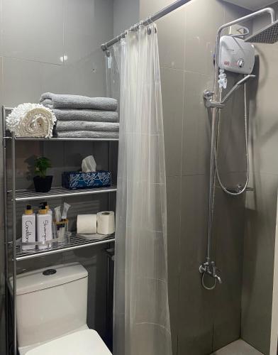 Modern Chic Condo at Makati with WiFi and Netflix
