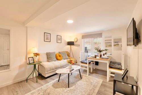 Large One Bedroom Apartments Southsea Sleeps 3 - Free Parking