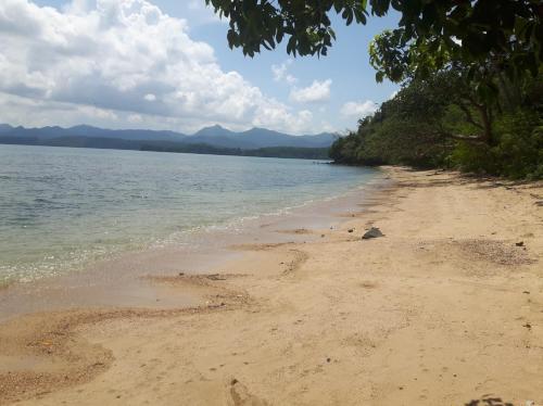 Bebeladan ARA'S Lodging House Beachfront