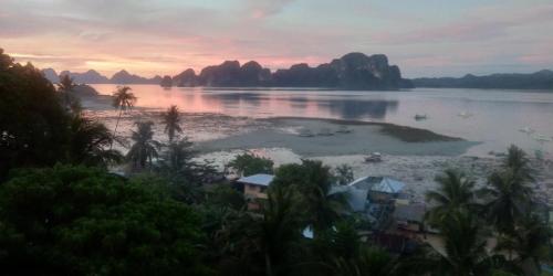 Bebeladan ARA'S Lodging House Beachfront