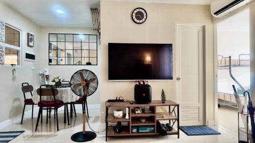 J&J Antipolo 2 Bedroom Condo with Nature View, Netflix, Karaoke, & Threadmill