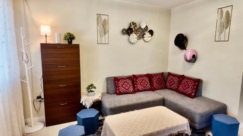 J&J Antipolo 2 Bedroom Condo with Nature View, Netflix, Karaoke, & Threadmill