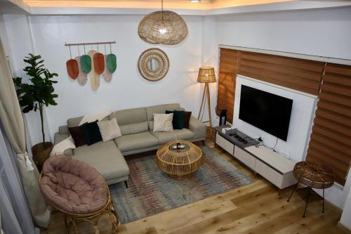 Cityview Home with Outdoor Jacuzzi