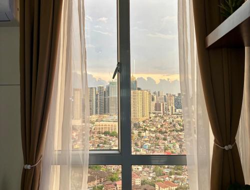 Condo in Mandaluyong with BGC Skyline