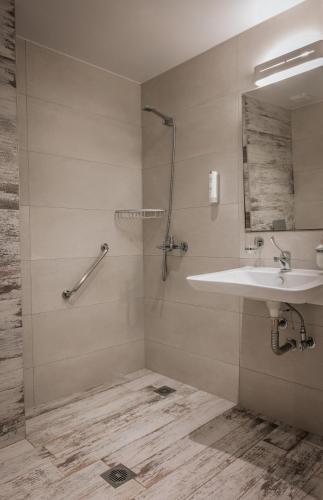 Elizabeth Queen Luxuxy Rooms