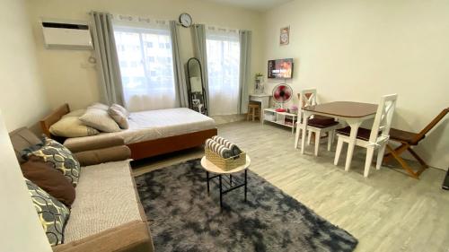 Nuvali Studio Retreat Free Pool Access & Fast WiFi