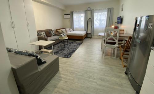 Nuvali Studio Retreat Free Pool Access & Fast WiFi