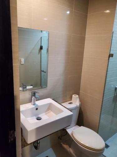 81 Newport Studio C5 5i near NAIA T3 Pool and Balcony