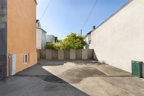 Central Guest House - Bedroom with Private Bathroom