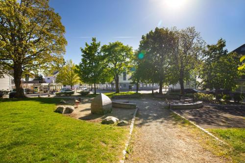 Central Guest House - Bedroom with Private Bathroom