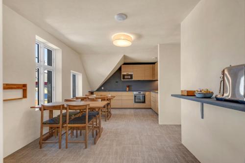 Central Guest House - Bedroom with Private Bathroom