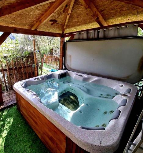 GITES O FIL DE L'EAU piscine spa accès rivière